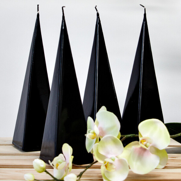 schwarze Wachskerze als Pyramide 4 Stück glänzende Stumpenkerzen Trauerkerzen