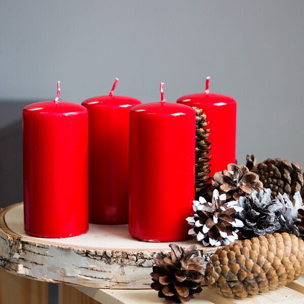 Weihnachtskerzen 4 Stück Stumpenkerzen Echtwachs Ø 6 x 11,5 cm Rot glänzend 38 h Brenndauer