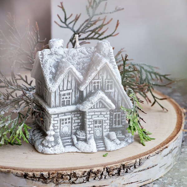 Details in Wachs, graues Haus als Weihnachtskerze
