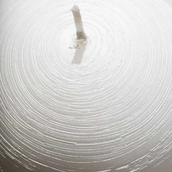 Zauberhafte weiße Kugelkerze mit winterlichem Motiv Ø 10 cm