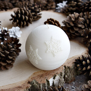 Zauberhafte weiße Kugelkerze mit winterlichem Motiv Ø 10 cm
