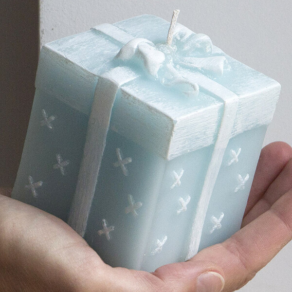 hellblaue Echtwachskerze mit vielen Details Sterne Schleife Geschenkbox