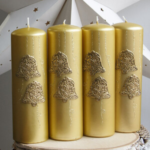 Metallic-Farbend und Ton in Ton gehalten vier goldene Kerzen