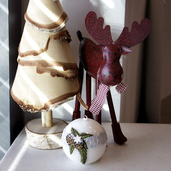 Kugelkerze Weihnachtskerze Ø 8cm Zapfen, Stern und Kranz aus Wachs in Handarbeit